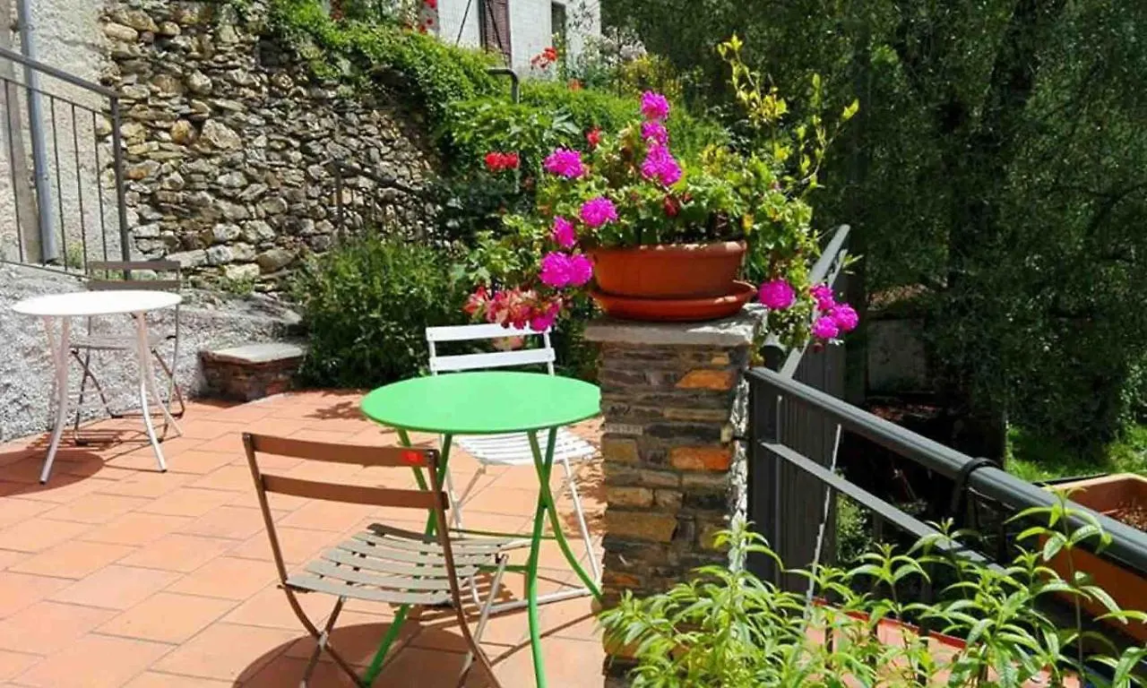 Bed and Breakfast La Chouette Pieve di Teco Frühstückspension
